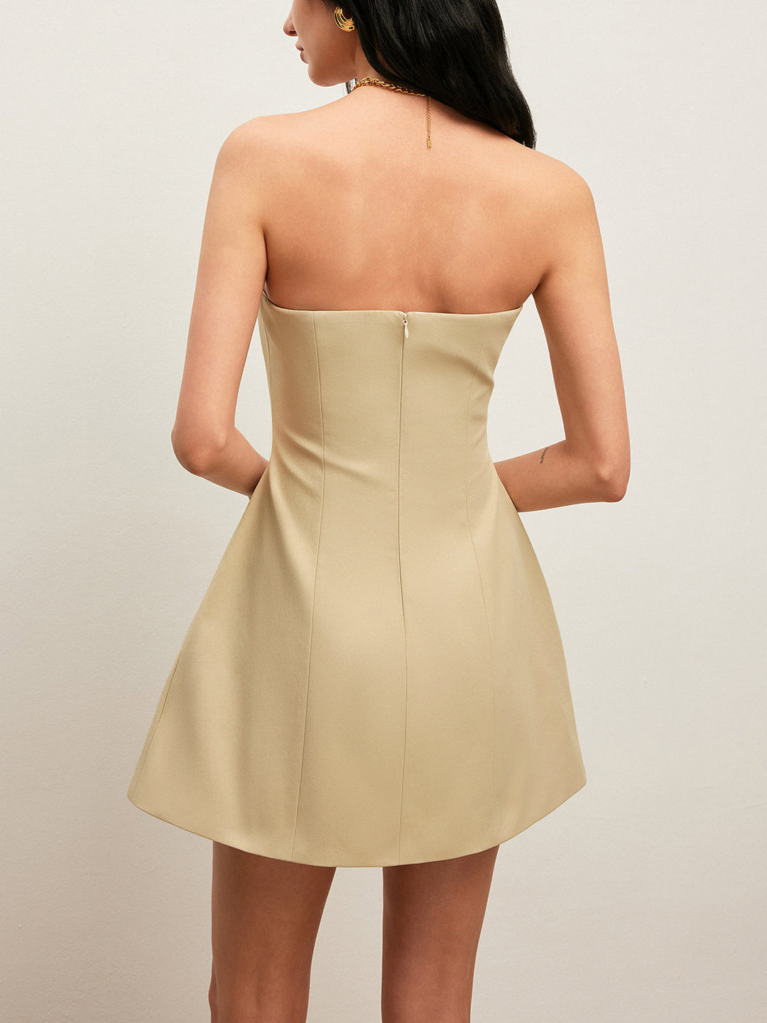 Robe sans bretelles avec détail boutonnage