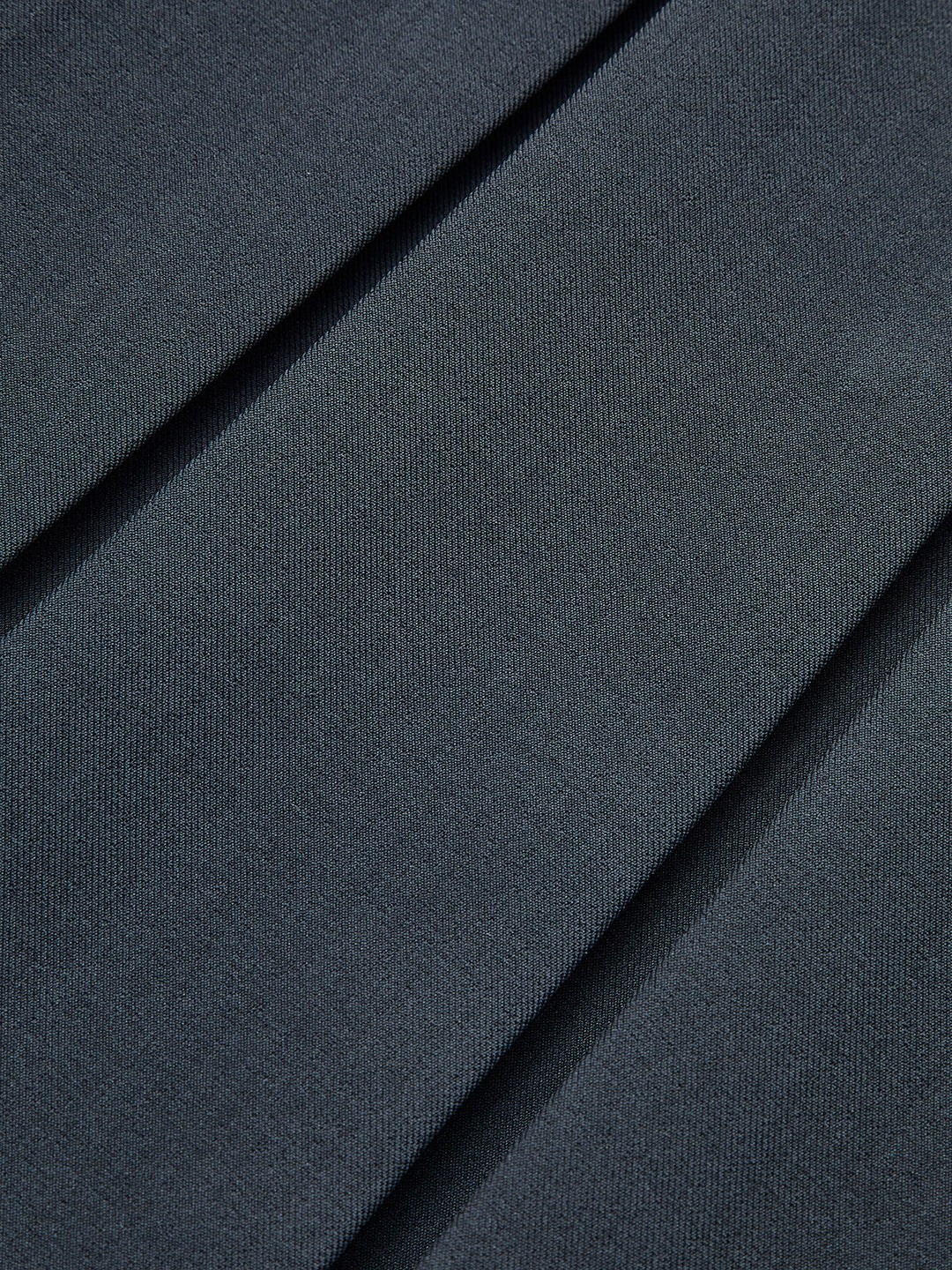 Robe à plis avec détail de col large