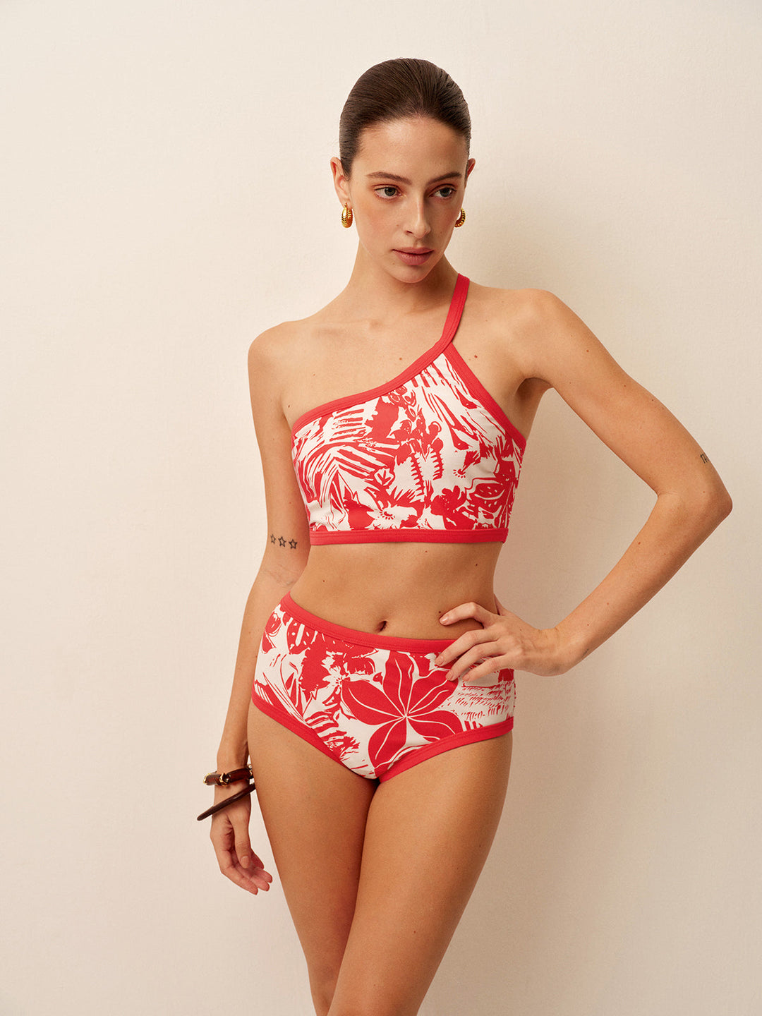 Ensemble de bikini tropical à une épaule