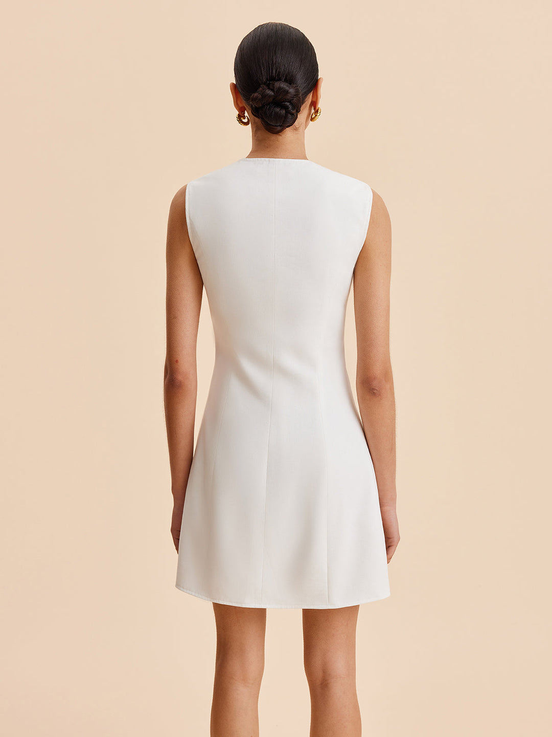 Robe asymétrique sans manches à boutons