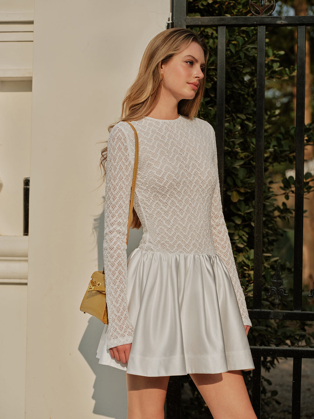 Robe Longue à Manches Longues en Satin avec Empiècement en Dentelle Semi-Transparente