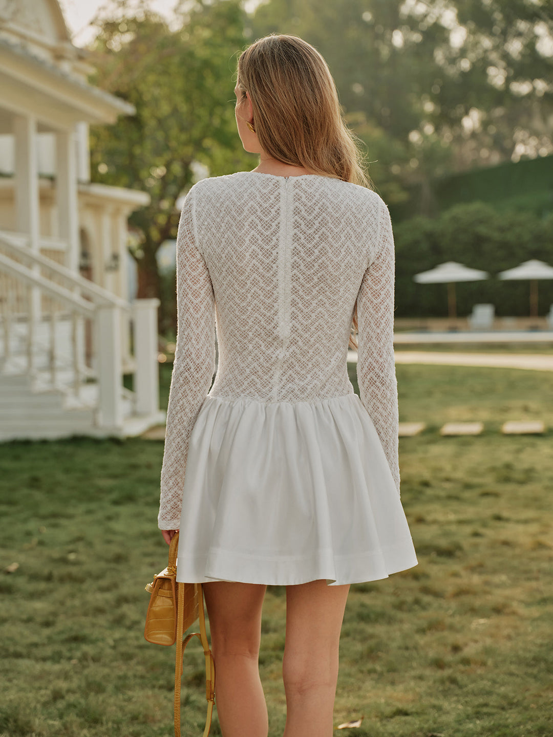 Robe Longue à Manches Longues en Satin avec Empiècement en Dentelle Semi-Transparente
