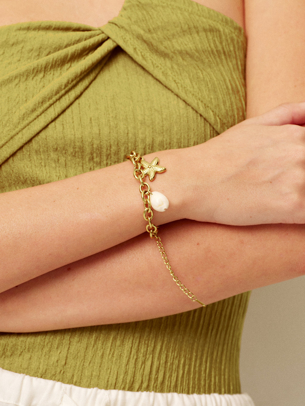 Bracelet Jonc Doré avec Breloque Coquillage