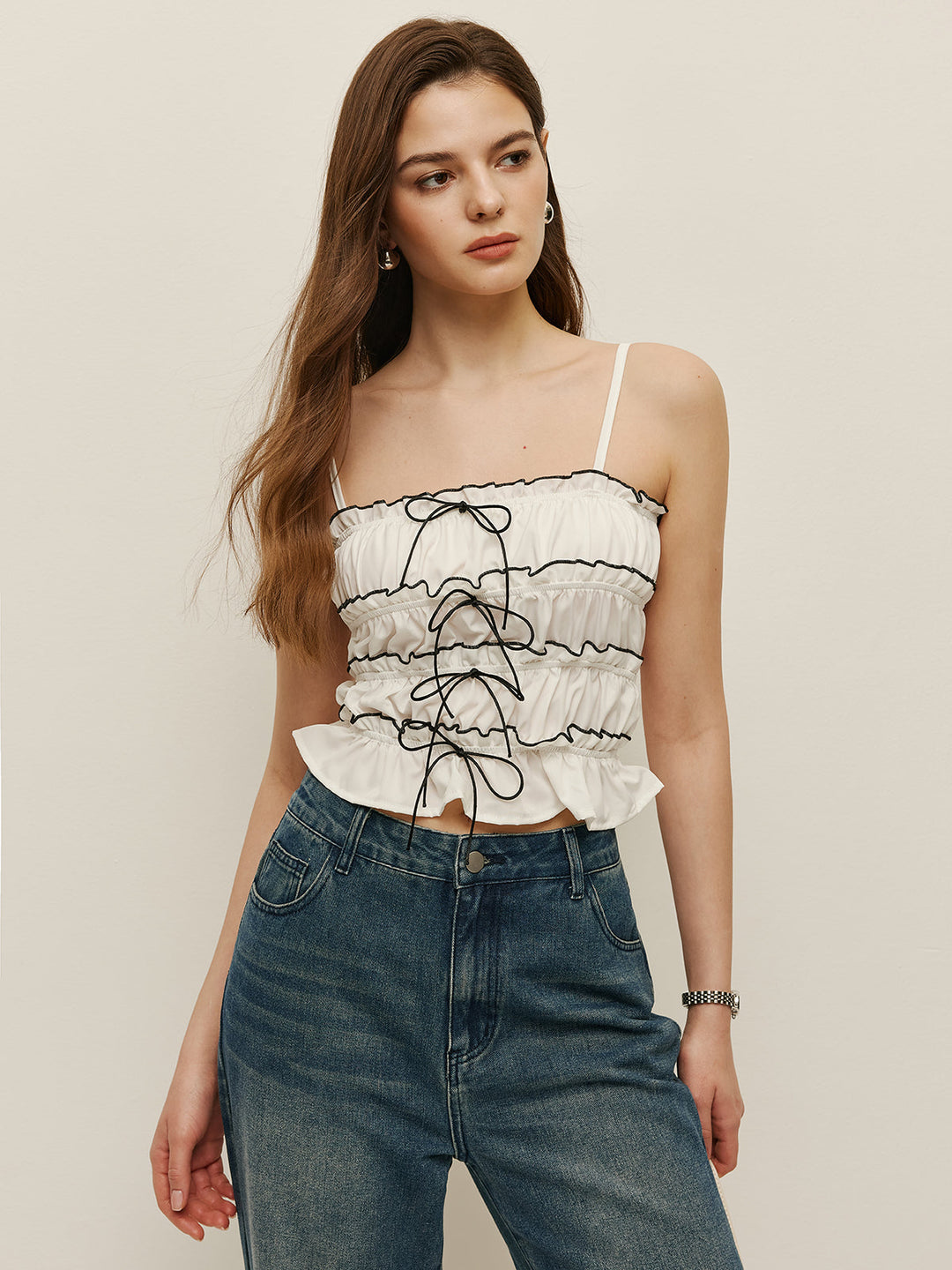 Camisole à lacets avec bordure contrastante et ruchés