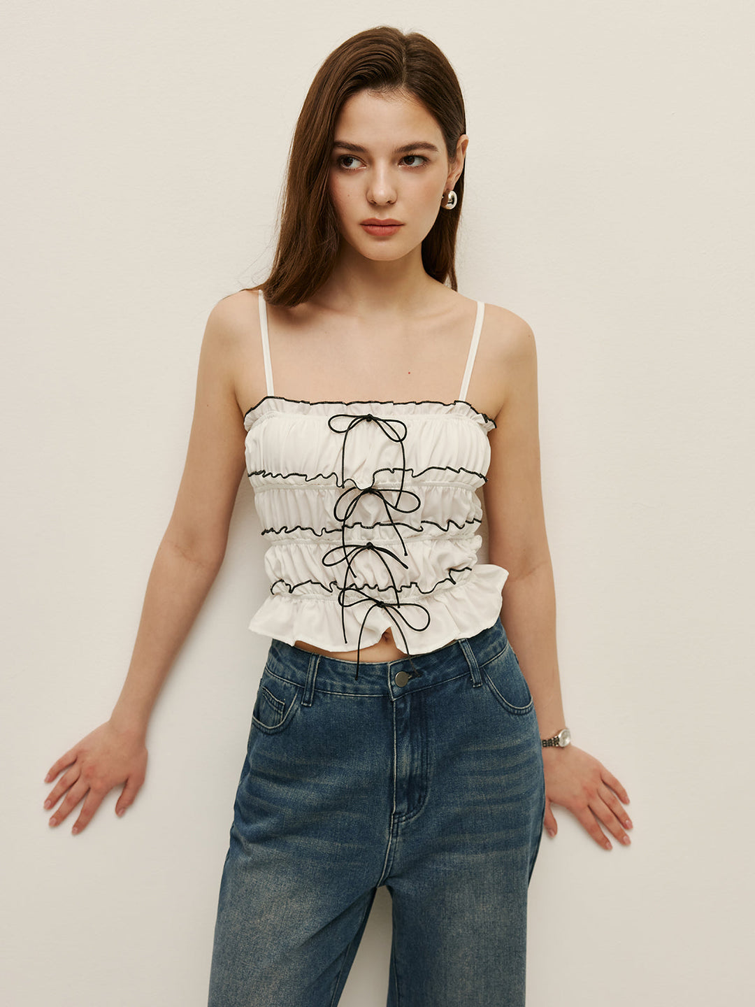 Camisole à lacets avec bordure contrastante et ruchés