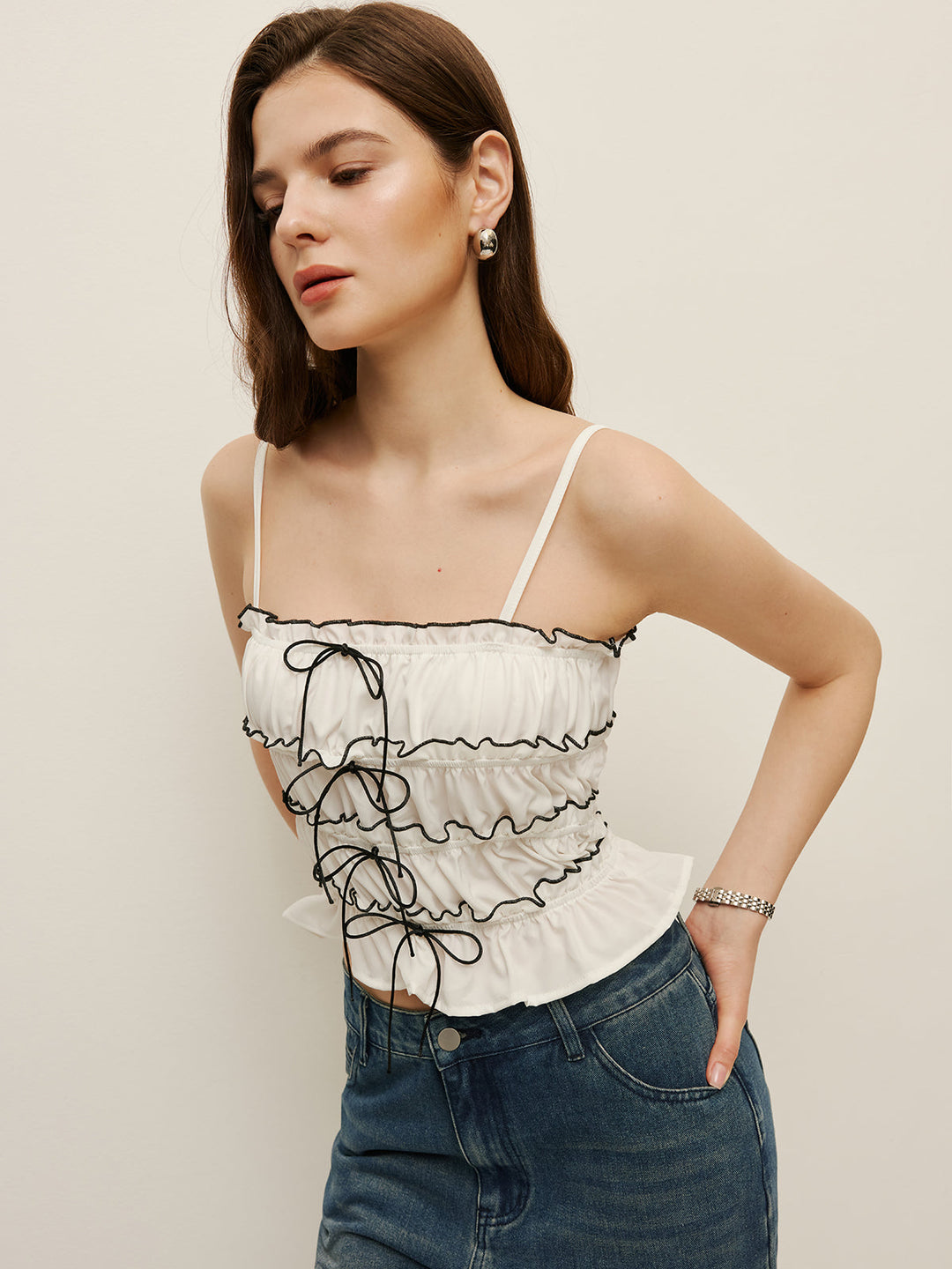 Camisole à lacets avec bordure contrastante et ruchés