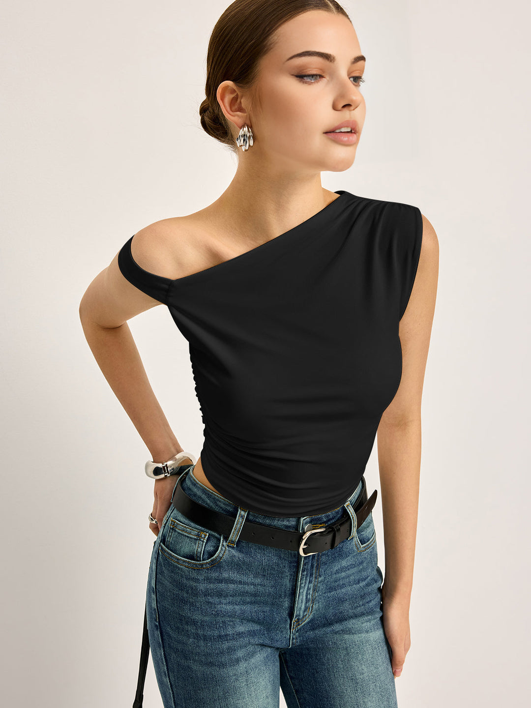 Haut côtelé à découpe asymétrique