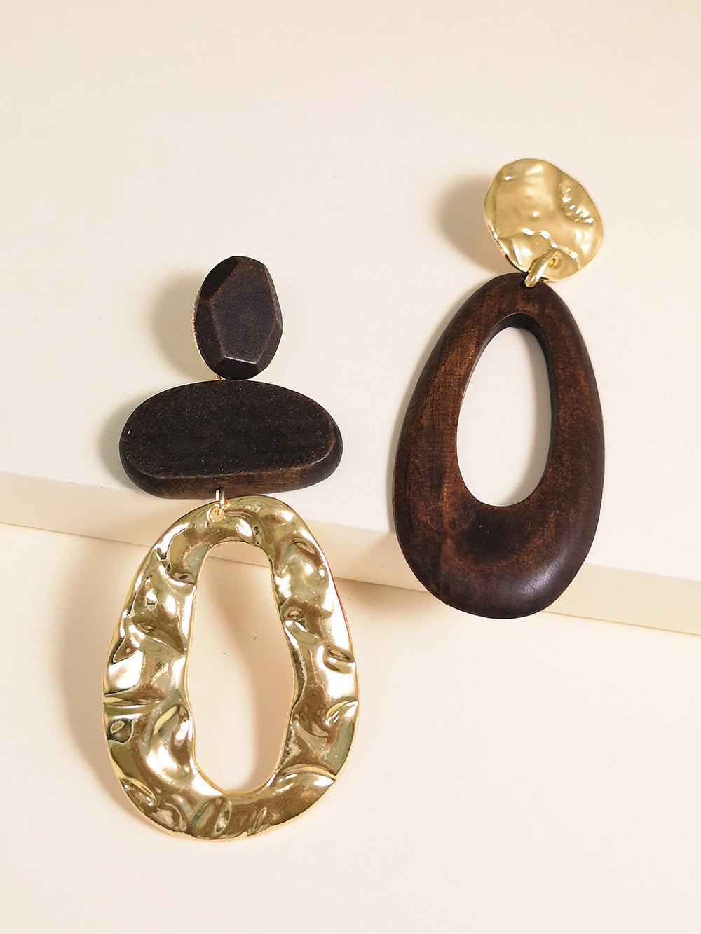 Boucles d'oreilles asymétriques en bois et métal