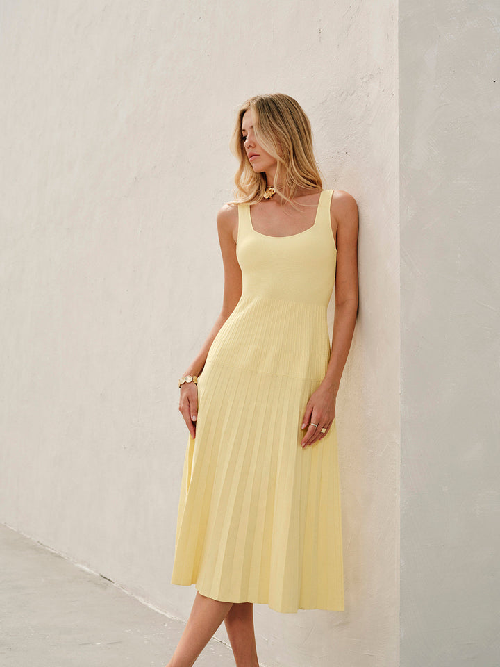 Robe en tricot côtelé à col carré