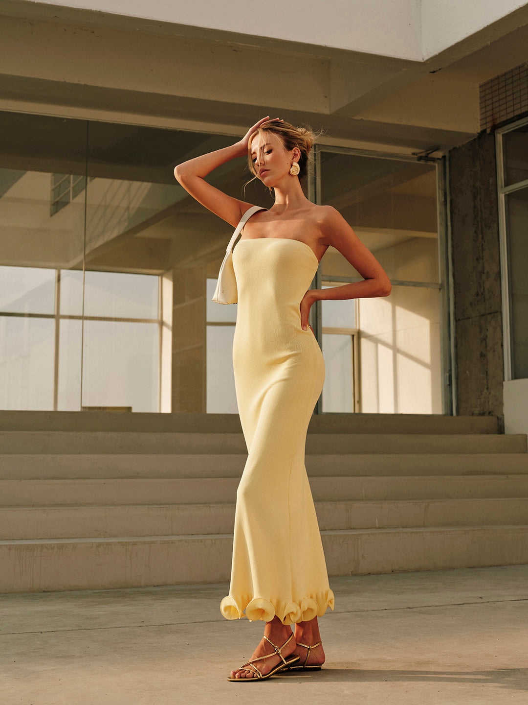 Robe en maille à épaules dénudées et volants