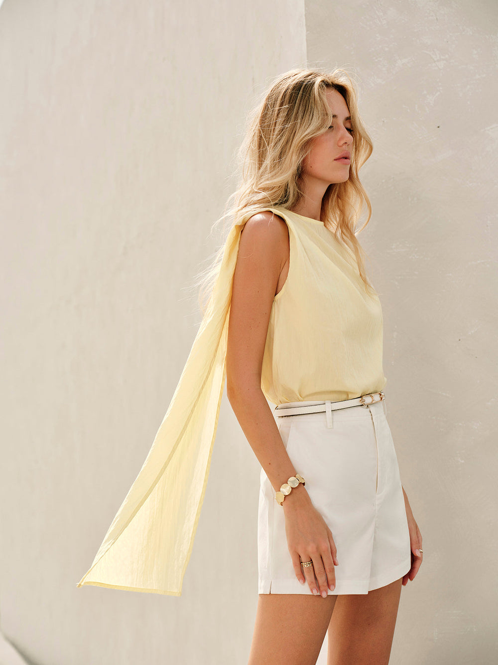 Blouse à col bénitier semi-transparente avec dos à ceinture