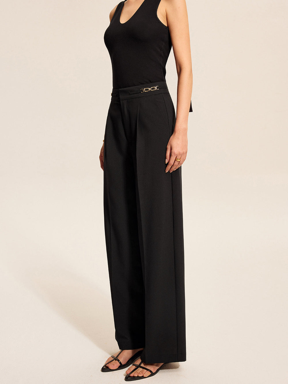 Pantalons plissés mi-taille avec détail chaîne