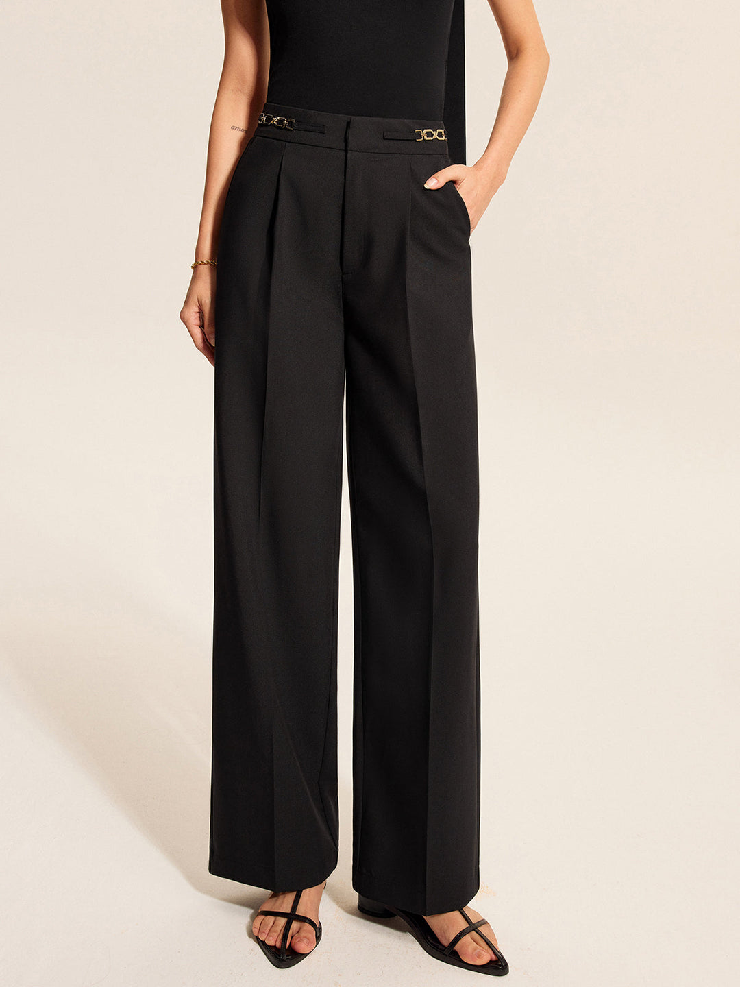Pantalons plissés mi-taille avec détail chaîne