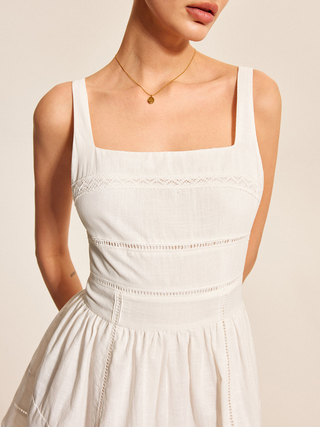 Robe en coton avec bordure en dentelle et encolure carrée