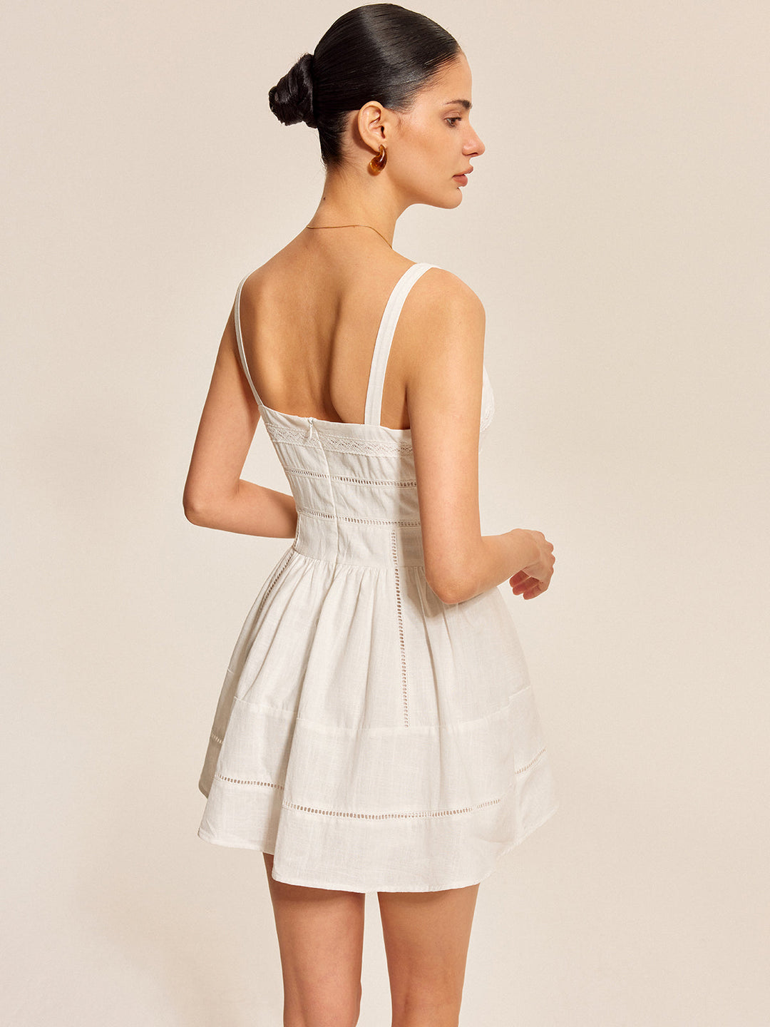 Robe en coton avec bordure en dentelle et encolure carrée