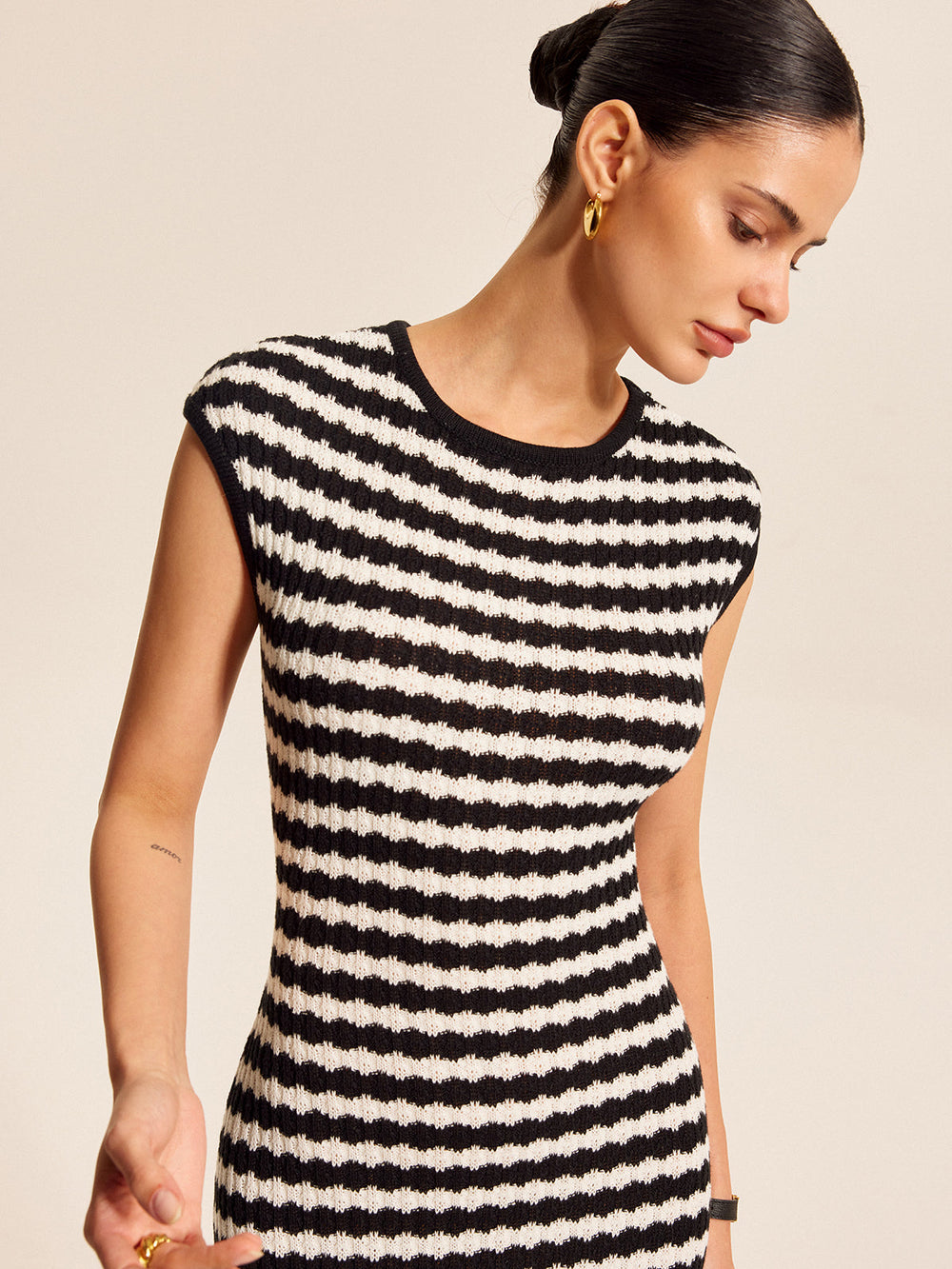 Robe Longue Tricotée à Manches Courtes Rayée