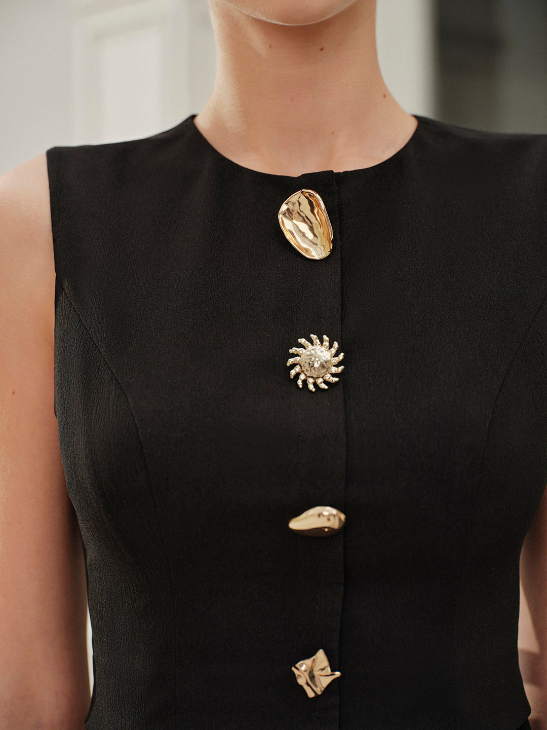 Robe sans manches à volants et boutons