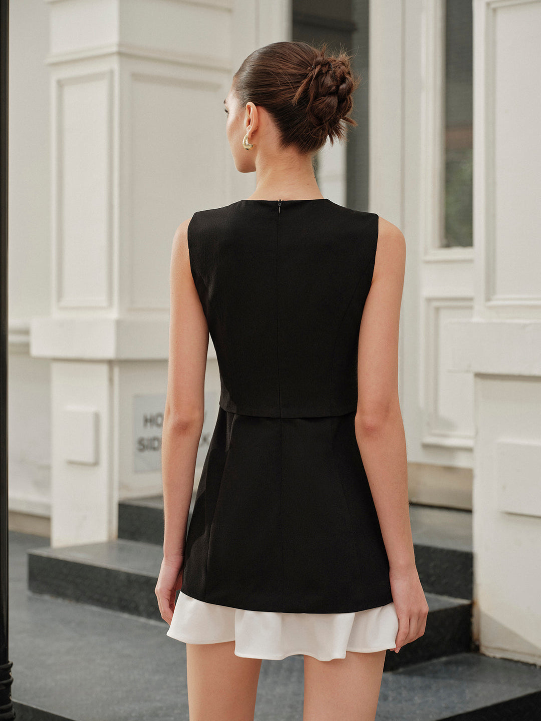 Robe sans manches à volants et boutons