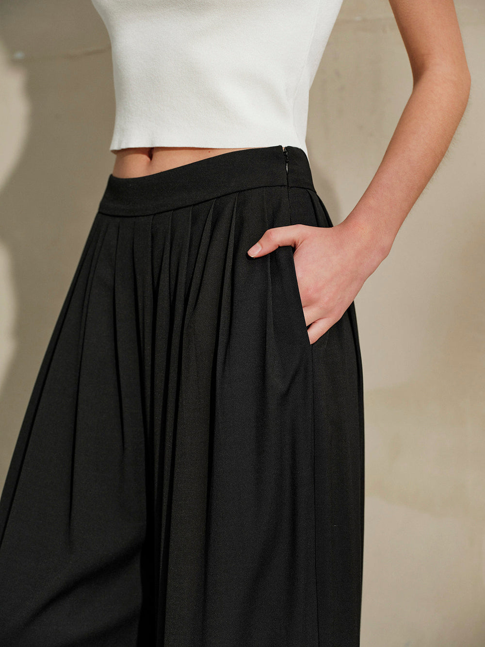 Pantalon large plissé à taille mi-haute