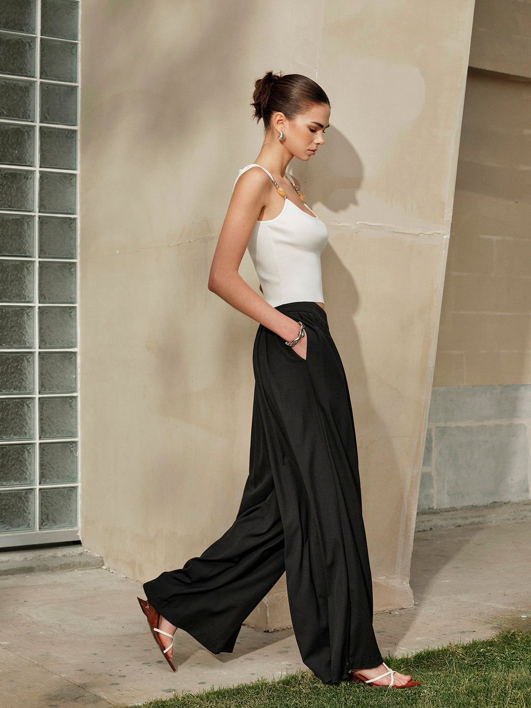 Pantalon large plissé à taille mi-haute