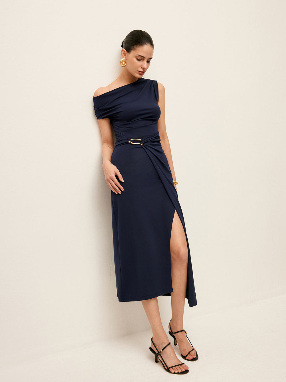 Robe à ceinture métallique à col asymétrique