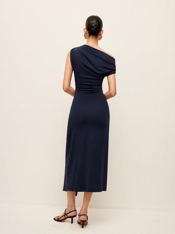 Robe à ceinture métallique à col asymétrique