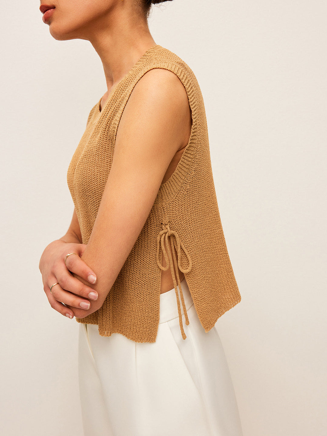 Haut sans manches en tricot avec détail de laçage sur le côté