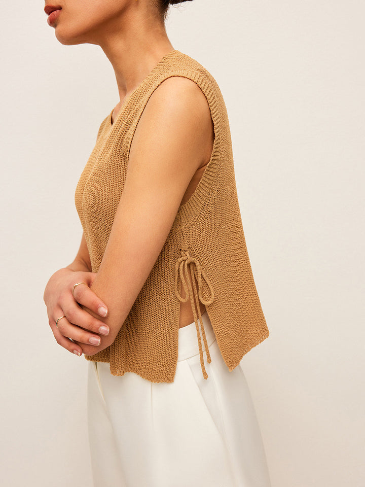 Haut sans manches en tricot avec détail de laçage sur le côté