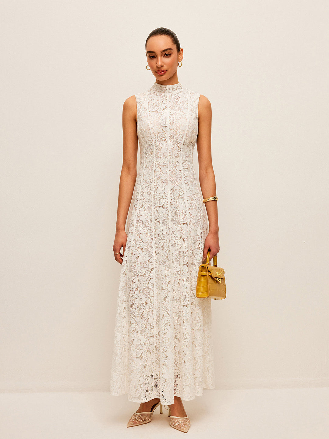 Robe en dentelle semi-transparente