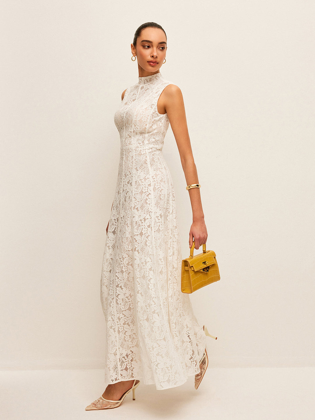Robe en dentelle semi-transparente