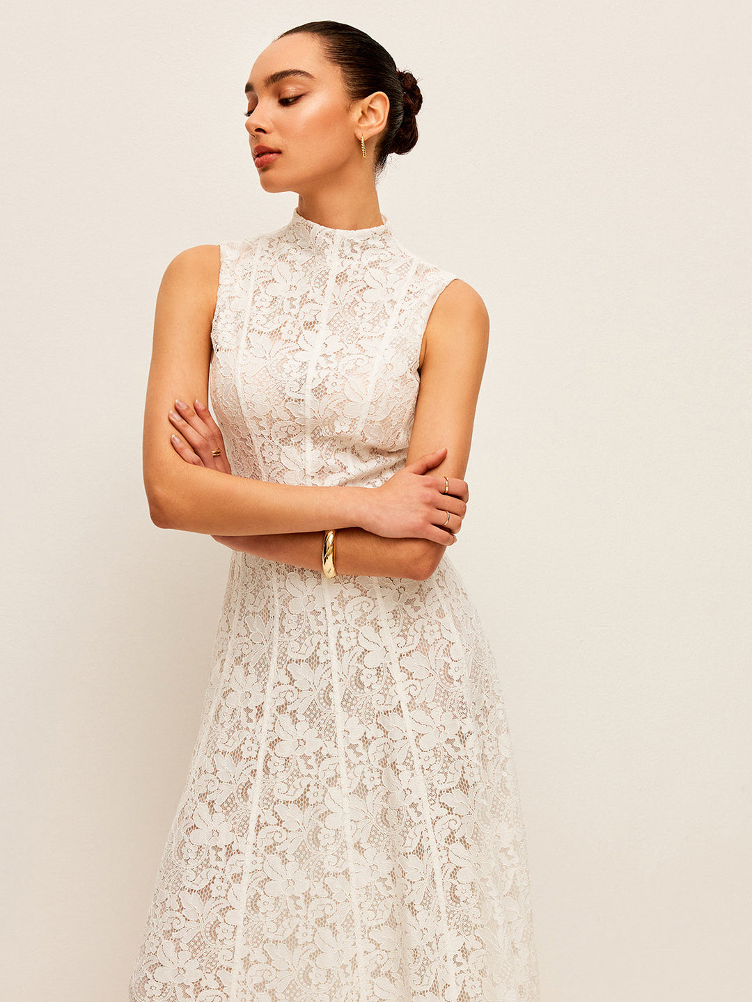Robe en dentelle semi-transparente