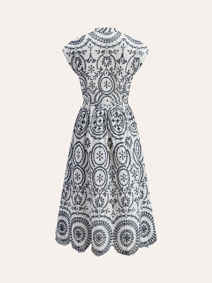 Robe ceinturée à encolure en V et broderies