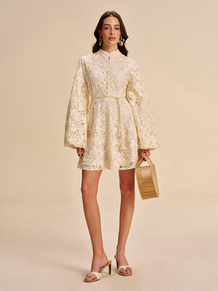 Robe en dentelle à manches cloche avec ceinture