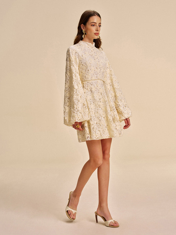 Robe en dentelle à manches cloche avec ceinture
