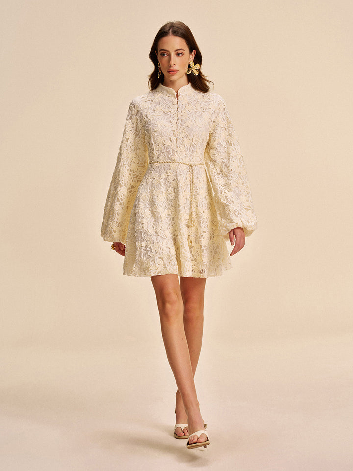 Robe en dentelle à manches cloche avec ceinture