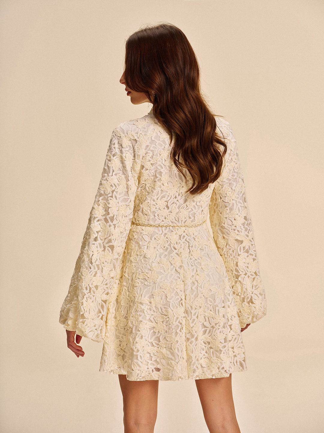 Robe en dentelle à manches cloche avec ceinture
