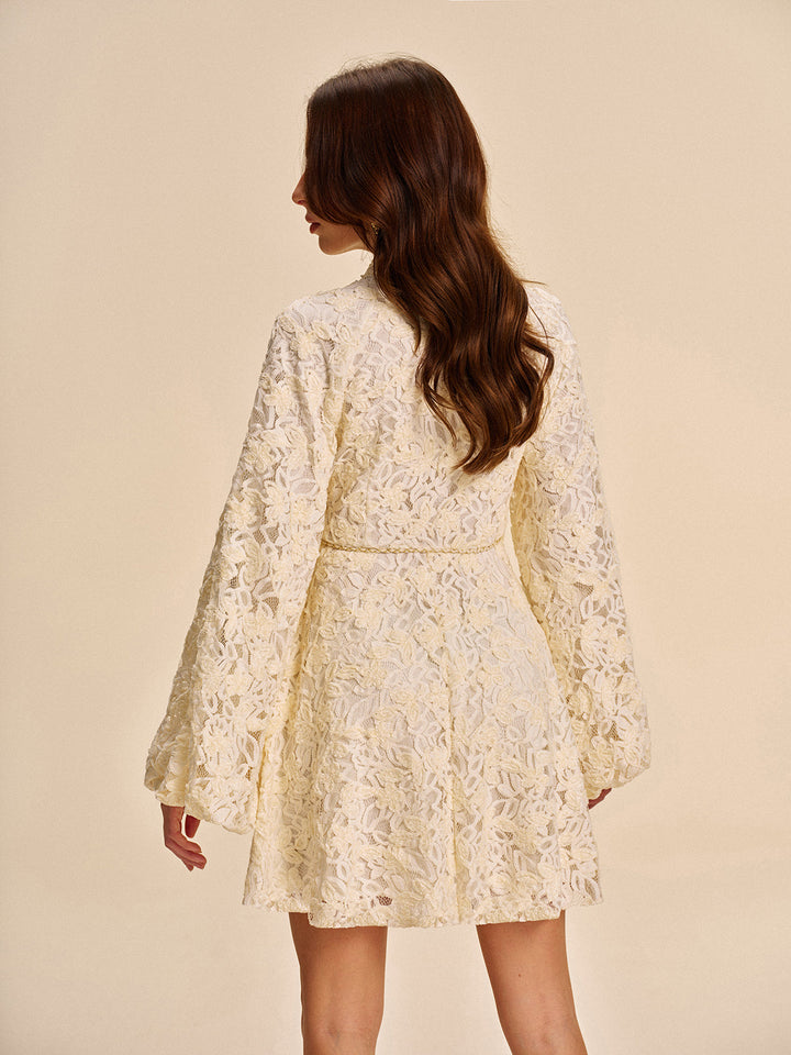 Robe en dentelle à manches cloche avec ceinture
