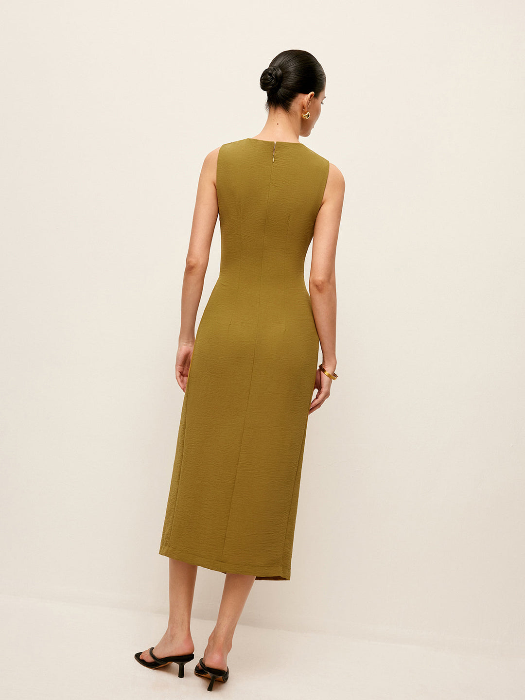 Robe à manches courtes avec détail en métal et taille froncée