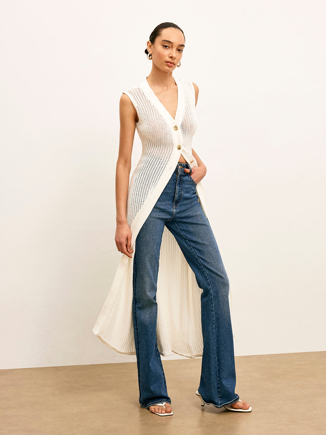 Cardigan sans manches en tricot avec détails métalliques creux