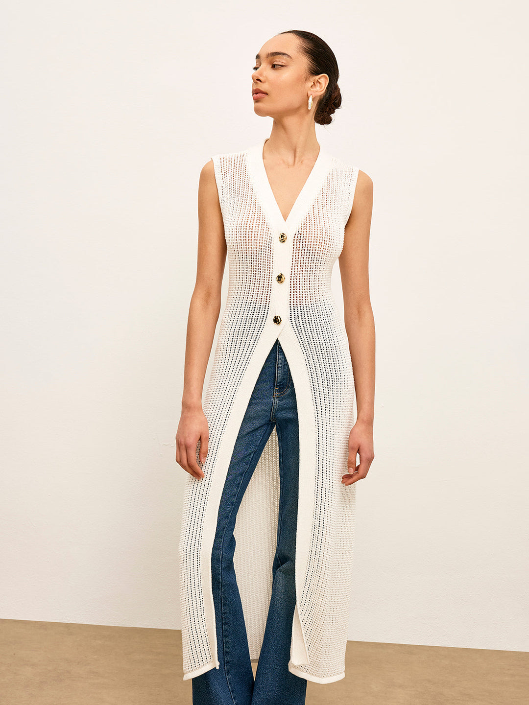 Cardigan sans manches en tricot avec détails métalliques creux