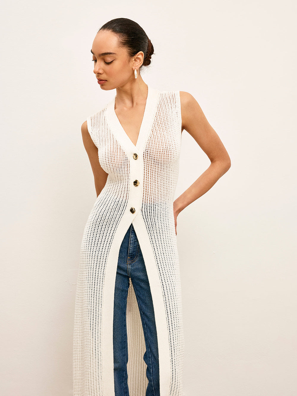 Cardigan sans manches en tricot avec détails métalliques creux