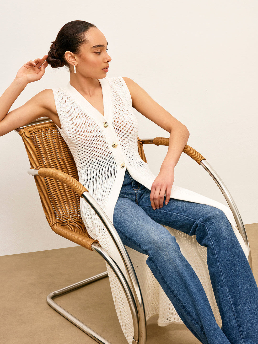 Cardigan sans manches en tricot avec détails métalliques creux