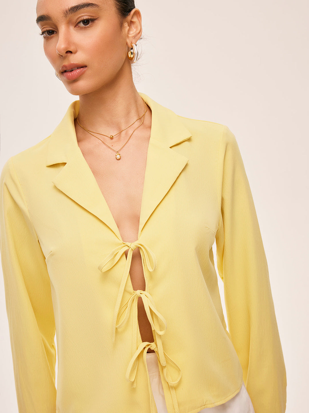Blouse à col et nouage sur le devant