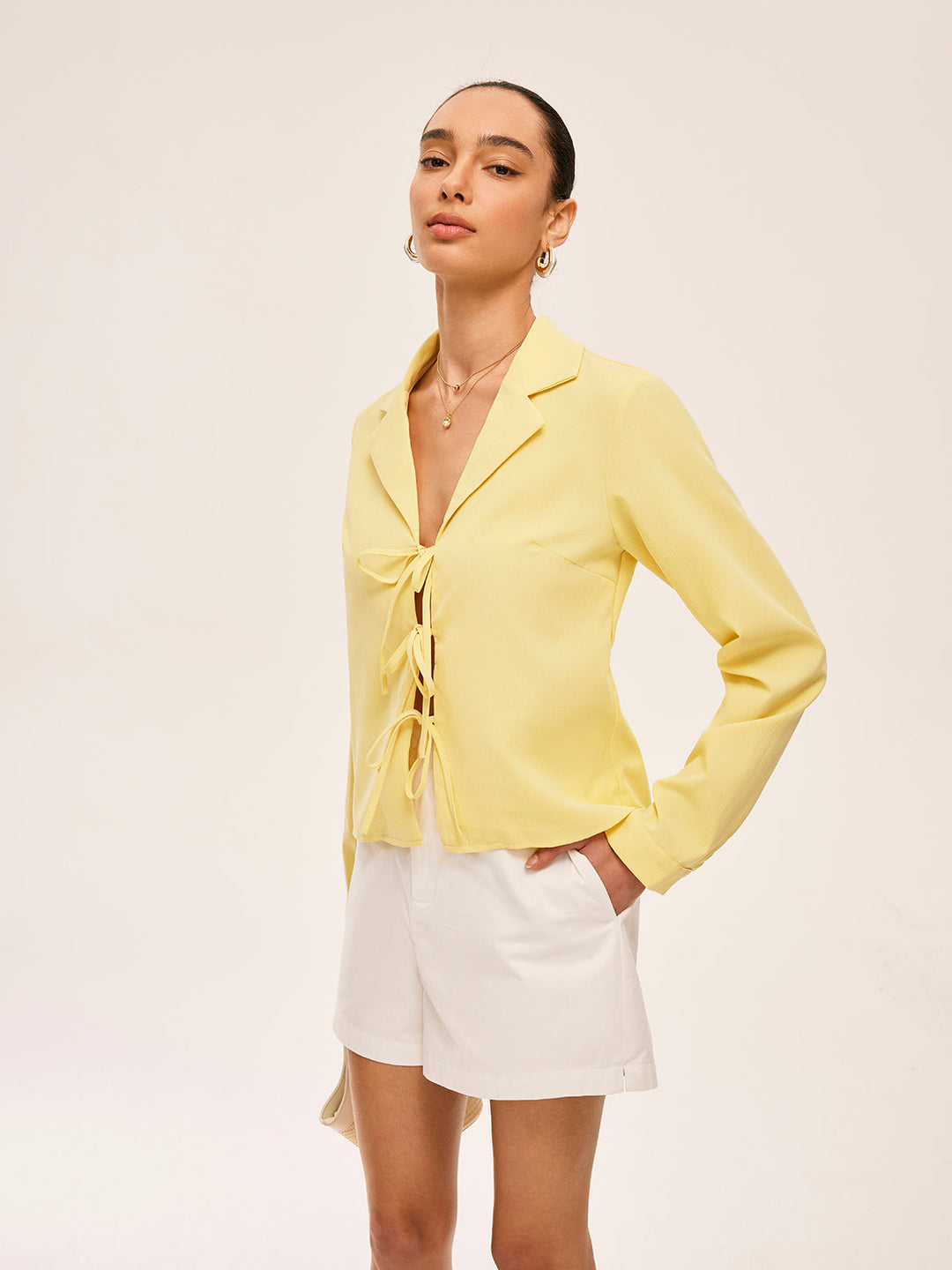 Blouse à col et nouage sur le devant