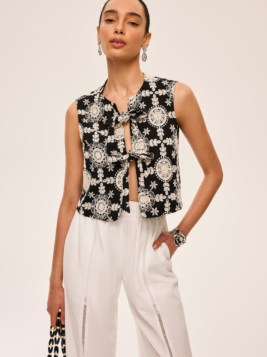 Gilet à nouer en coton brodé