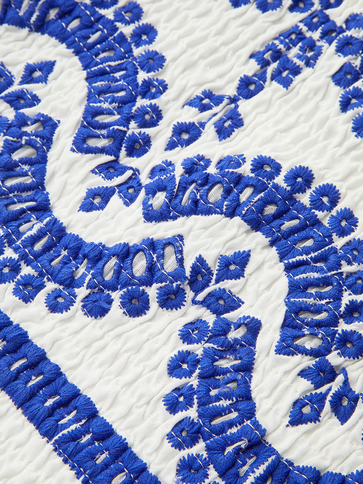 Robe sans manches à volants et broderies
