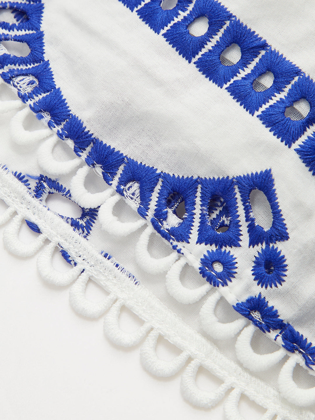 Robe sans manches à volants et broderies