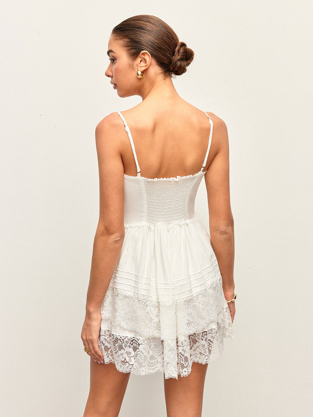 Robe Courte Plissée à Bordures en Dentelle