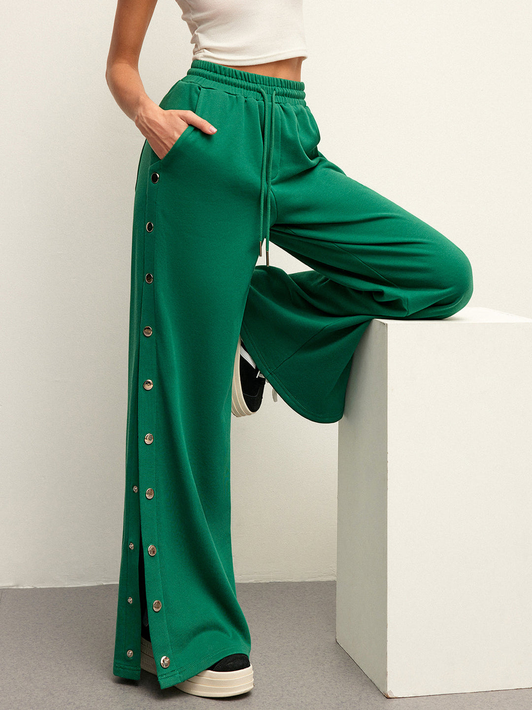 Pantalon de jogging mi-taille à cordon de serrage avec détail de bouton sur le côté