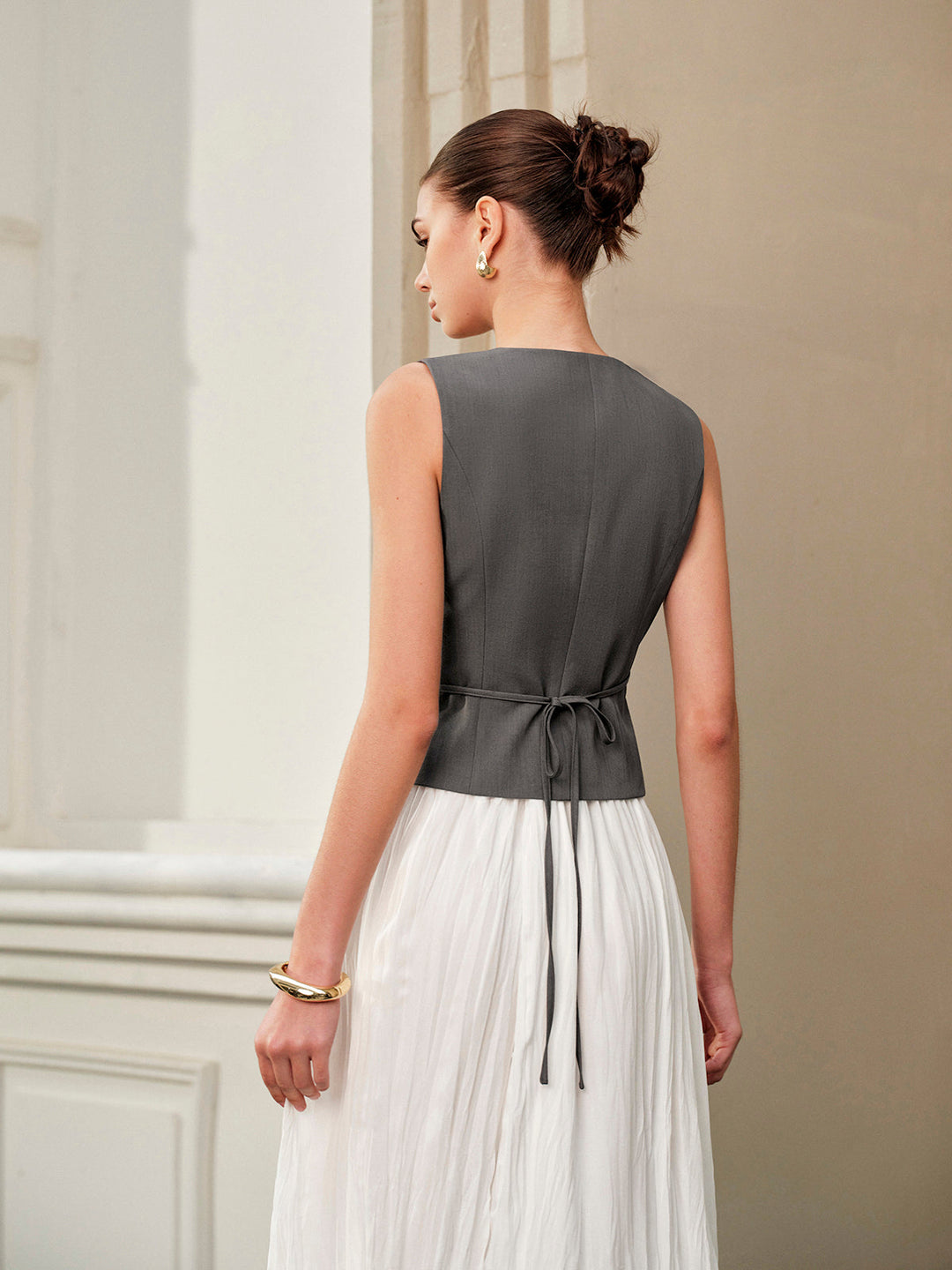 Gilet V-Neck Métallique avec Ceinture et Liens au Dos